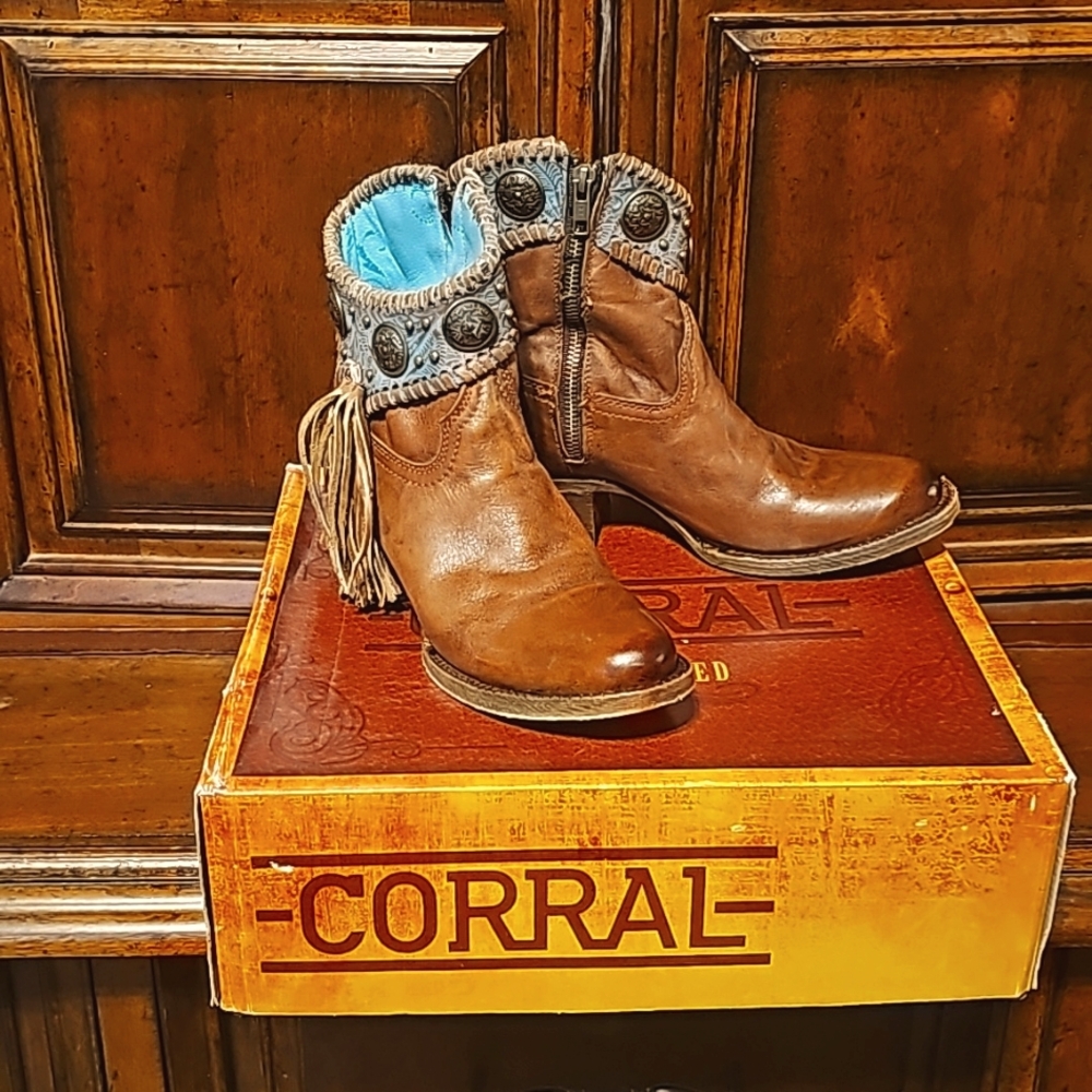 CORRAL WESTERN BROWN & TURQUOISE CONCHOS WITH FRINGE  ANKLE BOOT 7M - EUC!